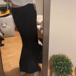 Maxikjol i linne från HM - Svart maxikjol i Linne från HM som knappt är använd