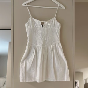 Zara sommarklänning  - Säljer denna såå fina sommarklänningen från zara💗 ej använd med lappen kvar!