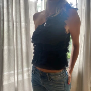 Fest topp - Snygg fest topp med volanger ifrån MQ, aldrig använd och prislapparna är kvar❤️ nypris 499