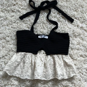 Zara topp - Jätte gulligt halterneck topp från zara i storlek S, finns ej att köpa längre  Knappt använd  Pris kan diskuteras vid snabb affär!❤️