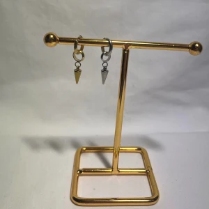 Örhängen  - Fina örhängen! Finns i silver & guld. Köp för 89kr/st Eller 159kr/paret. Modell 104. Smyckeställningen finns även att köpa för 299kr!