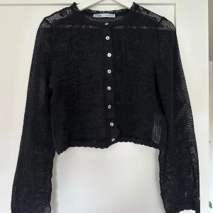 Kofta - Säljer denna fina kofta från Zara, aldrig använd. Storlek M.