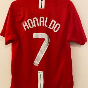 Replika, Ronaldo tröja från champions league finalen med CL trycket och texten fram. Jättefin tröja som var lite för stor för mig (storlek M)!
