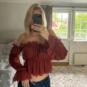 Offshoulder topp - Supersnygg mörkröd offshoulder topp med långa ärmar❤️ passar xs-m