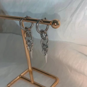 Örhängen  - Så snygga örhängen  Köp för  99kr/st  Eller 185kr/par  Finns i guld också  Modell 097