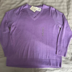 V ringad tunn finstickad tröja - Fin helt oanvänd tröja i storlek XL. 