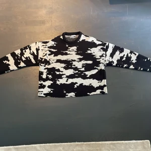 Fet zara knit ”stickad” shirt  - Köpt från zara för typ ett år sedan Jävligt bra passform på någon som är runt 180 lång Fråga på om ni har frågor