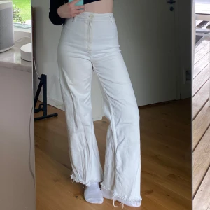 Vite jeans - Snygga jeans i straight modell, lite speciella då de inte har några framfickor! 