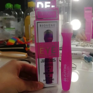 Eye roll-on/ögonserum  - De populära ögonserumet från Biovene i den lila och är vegan! Jättefin förpackning och använd upp till två gånger🥰fattade först inte hur man skulle öppna den, så då råkade jag ta sönder förp, men vid köp frivilligt med elr utan förp❤️tryck på köp nu🙏