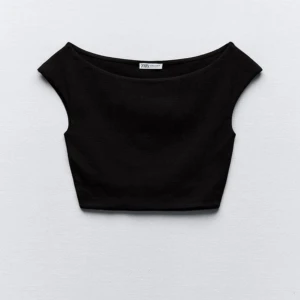 Svart topp | Zara - Säljer min jättefina svarta crop-top från Zara. I storlek S, helt oanvänd med prislappen fortfarande på! Skriv privat för mer info och bilder Pris kan diskuteras