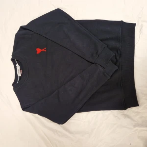 Ami paris sweater  - Ami paris sweater i väldigt gott skick, använd ett fåtalgånger. Väldigt skönt material och bra passform. Vid fundering är det bara att höra av sig. Pris ej hugget i sten!