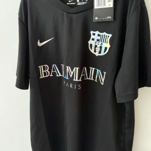 Fotbolls tröja  - Säljer en helt ny Barcelona balmain fotbollströja storlek S passar även m