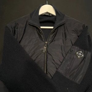 Säljer en perfekt vår och höst cardigan från JL - Mörkblå J Lindeberg cardigan i storlek L. Perfekt för använding i slutet av sommaren och hösten. Jackan är i mycket bra skick och har använts lite. 