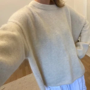 Mohair tröja - Säljer denna super mysiga stickade tröjan. Cremevit färg. Inga hål eller fläckar. Pris kan diskuteras😊