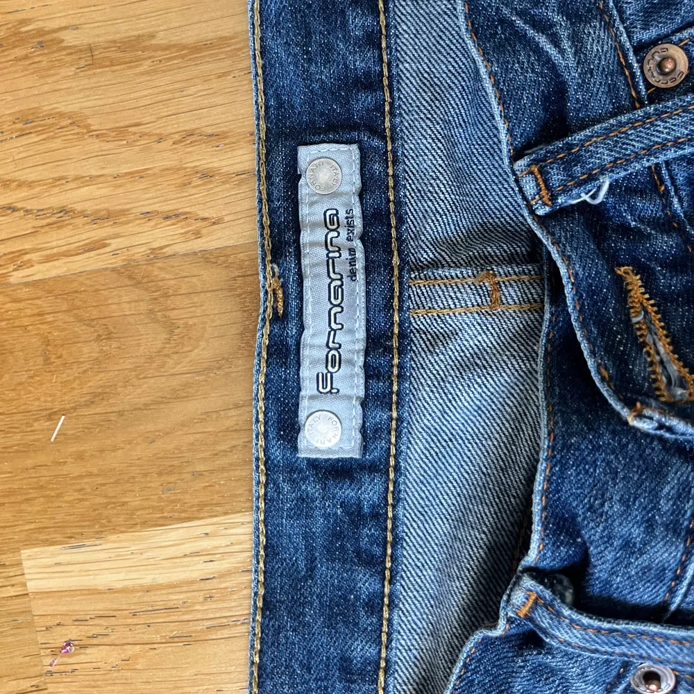 Säljer nu mina skitsnygga low waist jeans. De är dock lite långa på mig så därför säljer jag. . Jeans & Byxor.