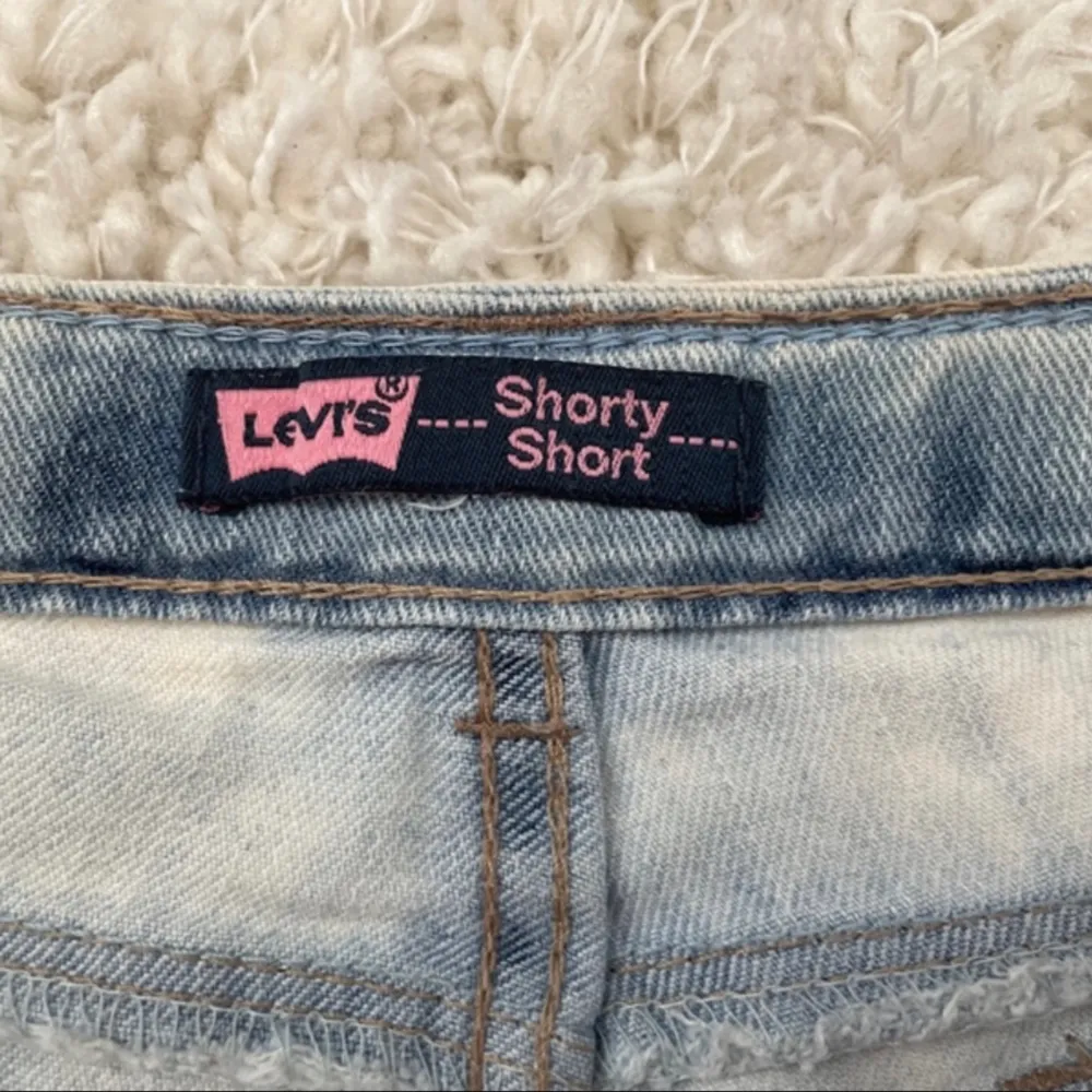 Pris kan diskuteras. Jätte snygga lågmidjade Levi’s jeans shorts. Jag tror de inte säljs längre. . Shorts.
