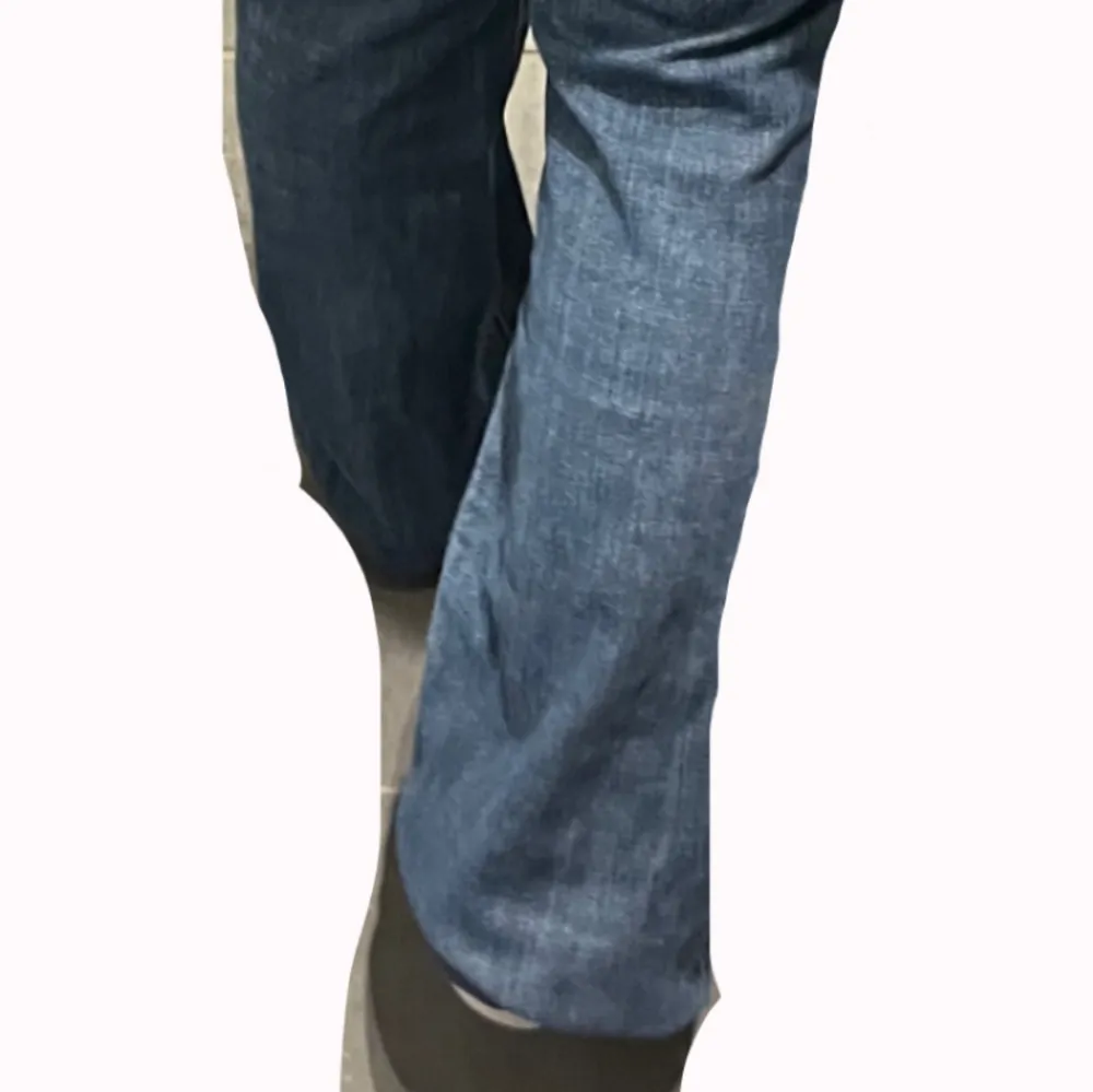 Säljer dessa skit snygga utsvängda low waist jeans som är W31 L34 vilket passar mig som har strl 40 i lågmidjade men skulle säga att det passar strl 38! 😍 är öppen för prisförslag! . Jeans & Byxor.