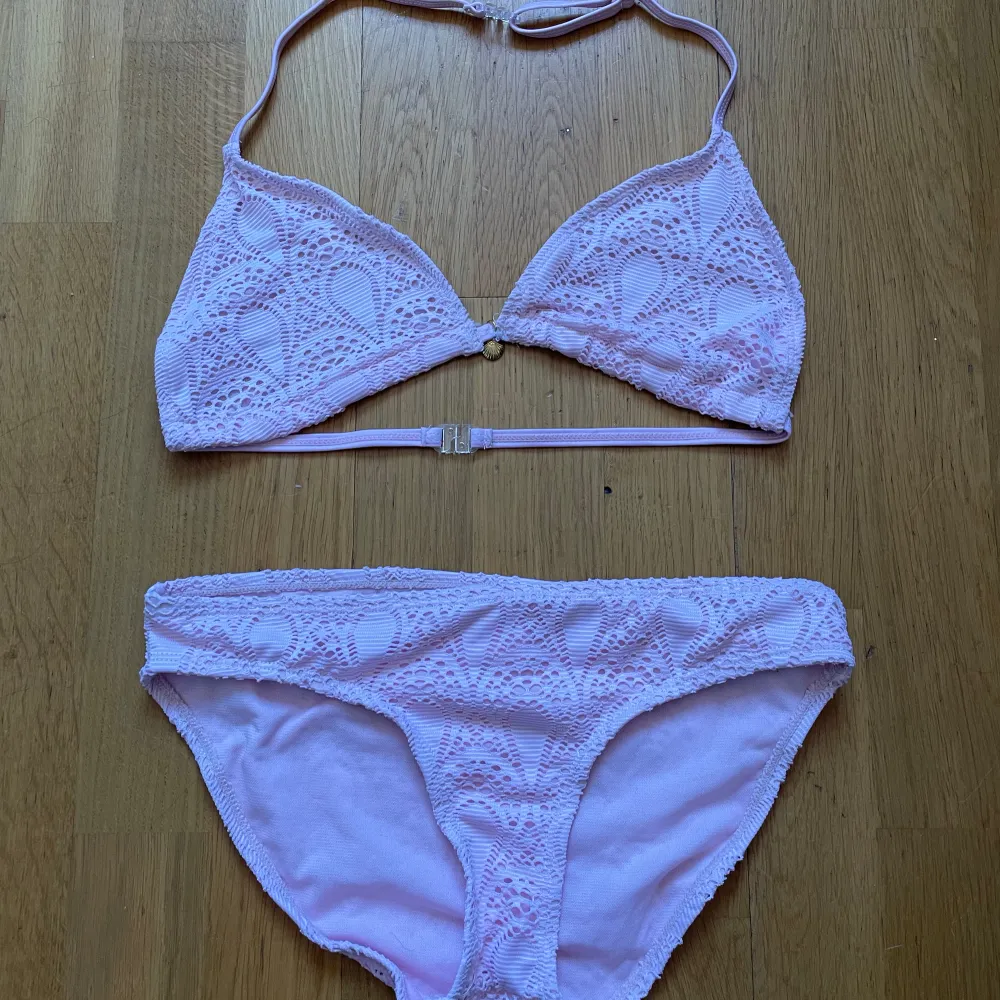 As söt helt oanvänd triangel bikini i ljusrosa (färgen på första bilden)  Den är tyvärr lite skadad på ett av banden, kan skicka fler bilder om man är intresserad 🩷. Övrigt.