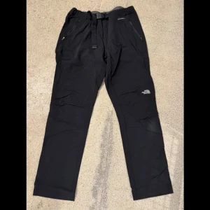 The North face byxor - Storlek L, använd fåtal gånger så jättefint skick!