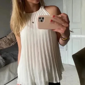 Topp/blus från hm  - Säljer den här fina toppen/blusen  från hm som ej kommer till användning! Pris kan diskuteras💕