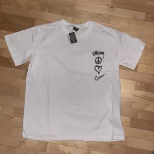 Riktigt fet Stussy x Nike collab t-shirt! Helt sprillans ny med tags, 70cm i längd! DMa för frågor och funderingar! 
