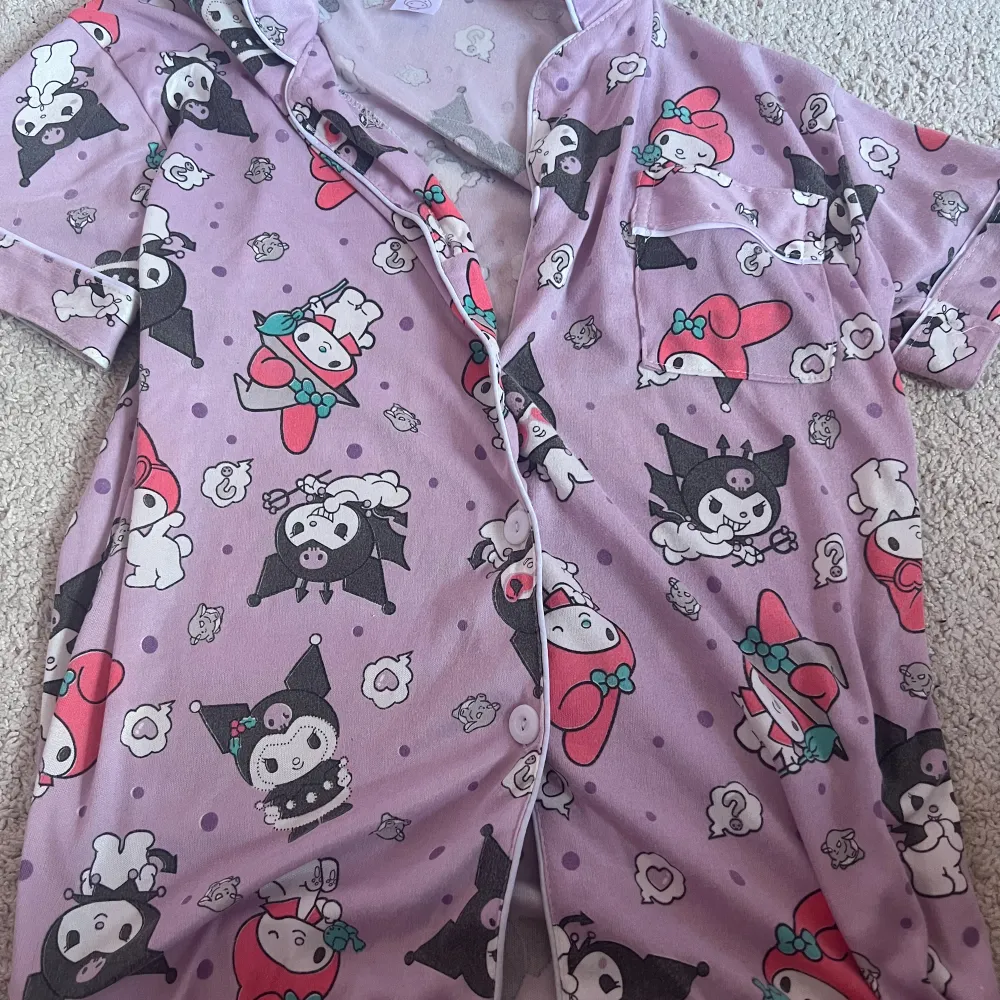 en jättegullig kawaii pyjamas tröja med my melody och kuromi på som är köpt på kawaii shop.  jag säljer den för att jag inte använder den så ofta och jag har användit den minst 10 gånger. den har 3 fläckar på ryggen som inte synns jättemycket💗 . T-shirts.