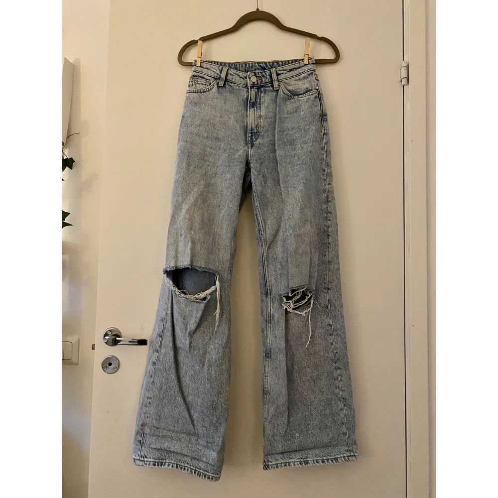 Säljer dessa superfina ljusa ripped Jeans från Monki i stl 25. De är i fint skick✨ modell: wide. skriv om du har frågor :). Jeans & Byxor.