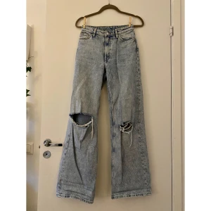 Jeans Monki - Säljer dessa superfina ljusa ripped Jeans från Monki i stl 25. De är i fint skick✨ modell: wide. skriv om du har frågor :)