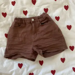 Jag säljer dom här högmidjade bruna shortsen från Lindex då dom inte längre är min stil. Köpta för ungefär två år sen men inga stora tecken på andvändning.🎀🐈🎀