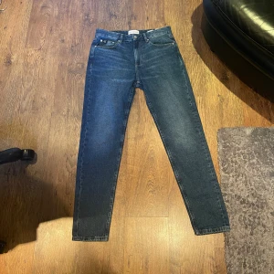 Calvin Klein jeans - W29 L32  Knappt använda och i väldigt bra skick. Säljer för att dem är lite för stora för mig. Ny pris 1099kr Dm för fler frågor  Obs priset är inte hugg i sten
