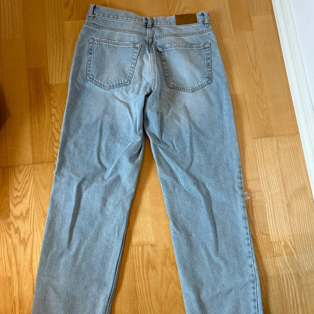 Ljusa jeans med slitningar från GinaTricot 🦋 Storlek: 36. Jeans & Byxor.