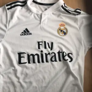 Real Madrids hemma tröja från 18/19 säsongen. Säljs för att den inte använts mycket. Bra skick utan spelar namn där bak. Finns i Linköping att hämta, skriv innan först om du vill ha den! 😀Äkta såklart  
