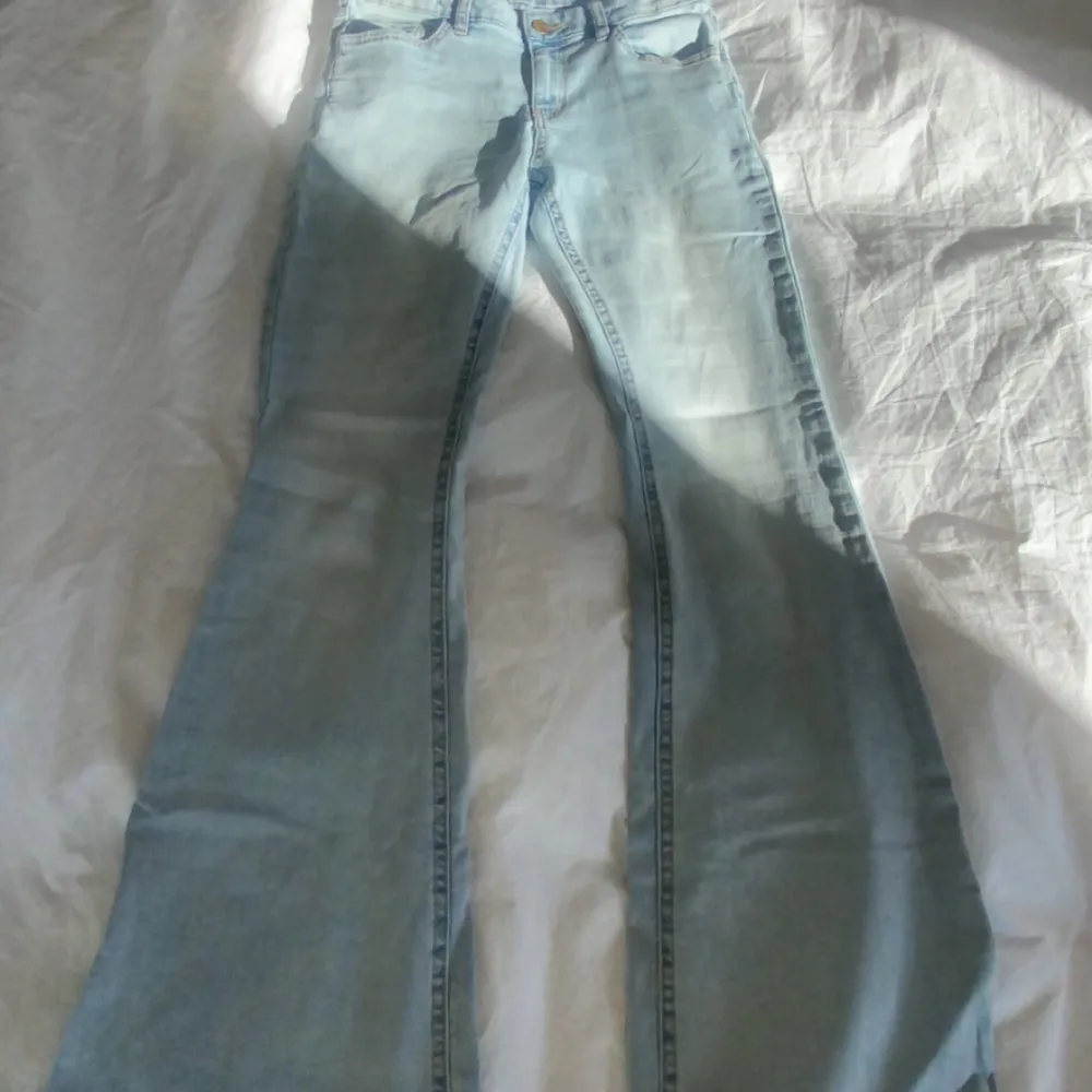 Här är ett par Lindex jeans som är nästan helt oanvända. Jeansen är i nyskick och har inga difekter.. Jeans & Byxor.