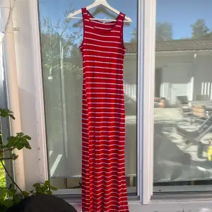 Säljer denna rödvita långklänningen från Nelly❤️ Strl s Pris 70kr