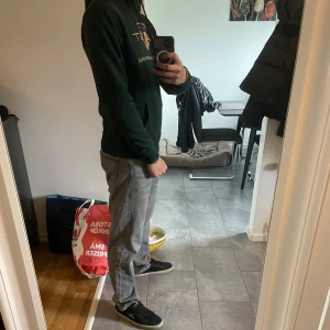 Gant hoddie - Varsamt använd under en period på 1 år. Säljer den pga att den bara legat i garderoben senaste tiden. Tveka inte på att skriva om du undrar något!