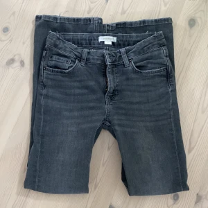 Gråa Jeans  - Jeansen är andvända några gånger men dem är inte slitna. Jeansen är från Gina Tricot och är i  storlek 140.