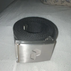 Bälte - (LÄGG BUD) Hej, säljer Peakperformance bälte som jag inte använder längre, den är i ganska bra skick och 1,50m lång dock man kan justera den till alla midjor. Väldigt skön bälte med bra material, köptes för cirka 700kr på Peakperformance affären. Mvh