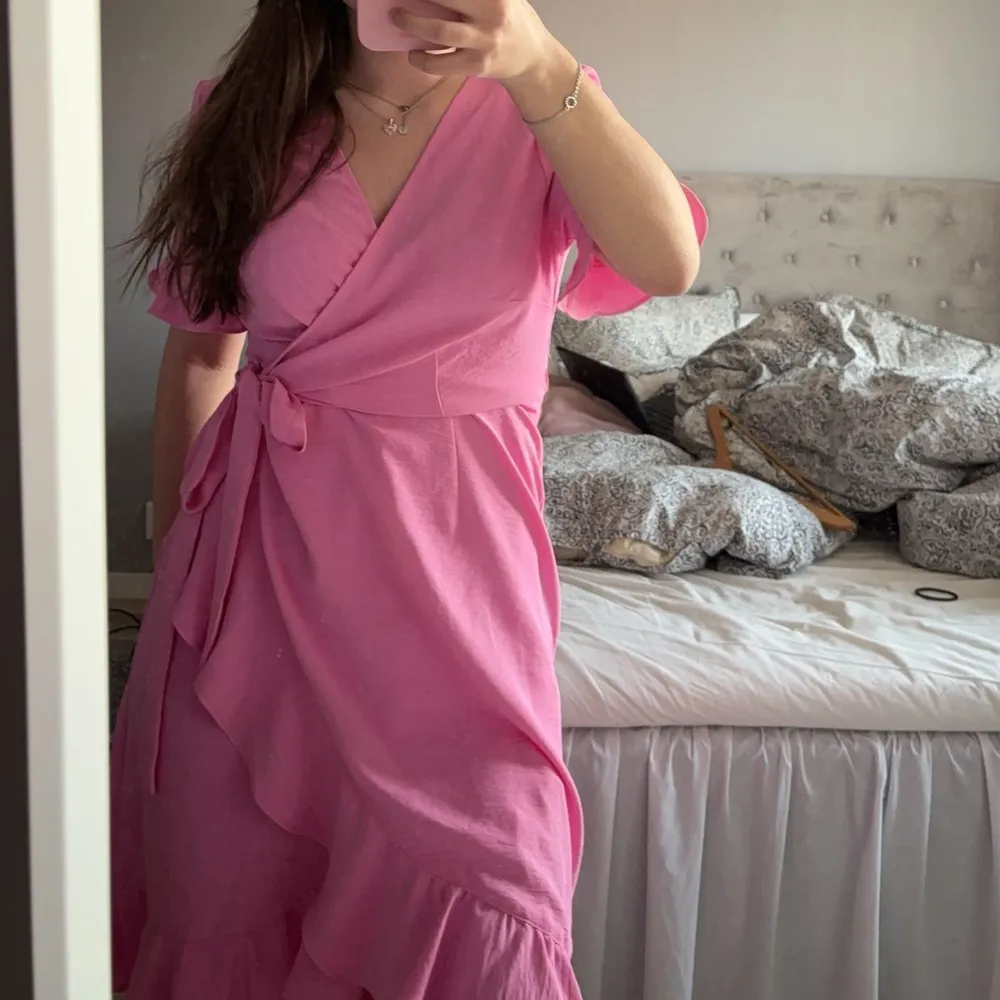 En fin rosa Volangklänning, helt oanvänd med lappar kvar då den inte kommit till användning💕stl M. Klänningar.