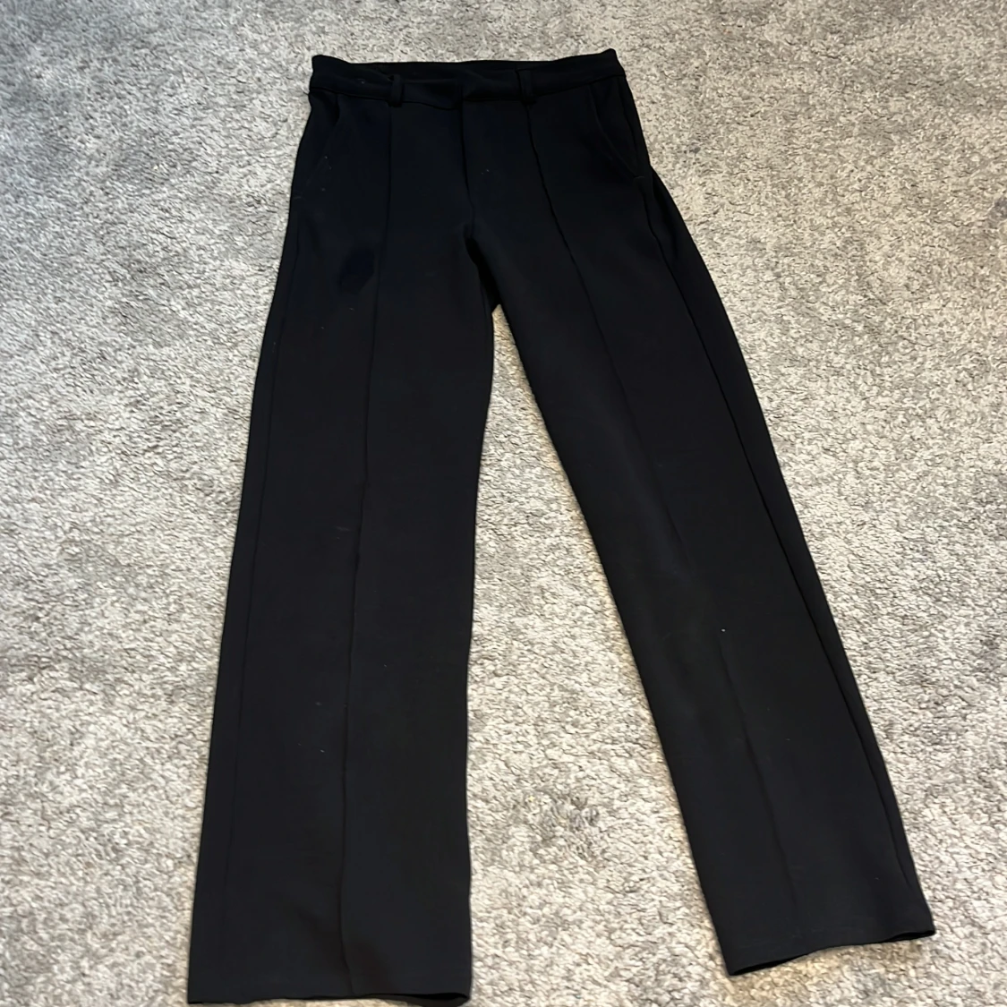 Kostymbyxor med sträck i mitten