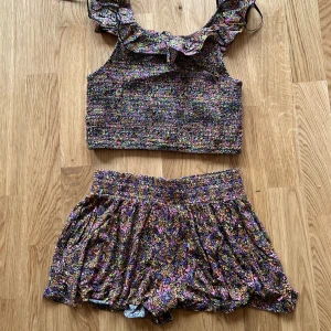 Underbart set från H&M shorts + croptop - Underbart set med shorts + cropped top från H&M. Köpta separat. Jättefint skick 