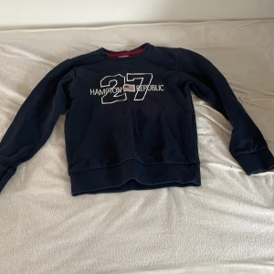 En Hampton republic  - En Hampton republic tröja. Aldrig använt skick 10/10. Storlek 140. Skriv för mer bilder eller frågor 