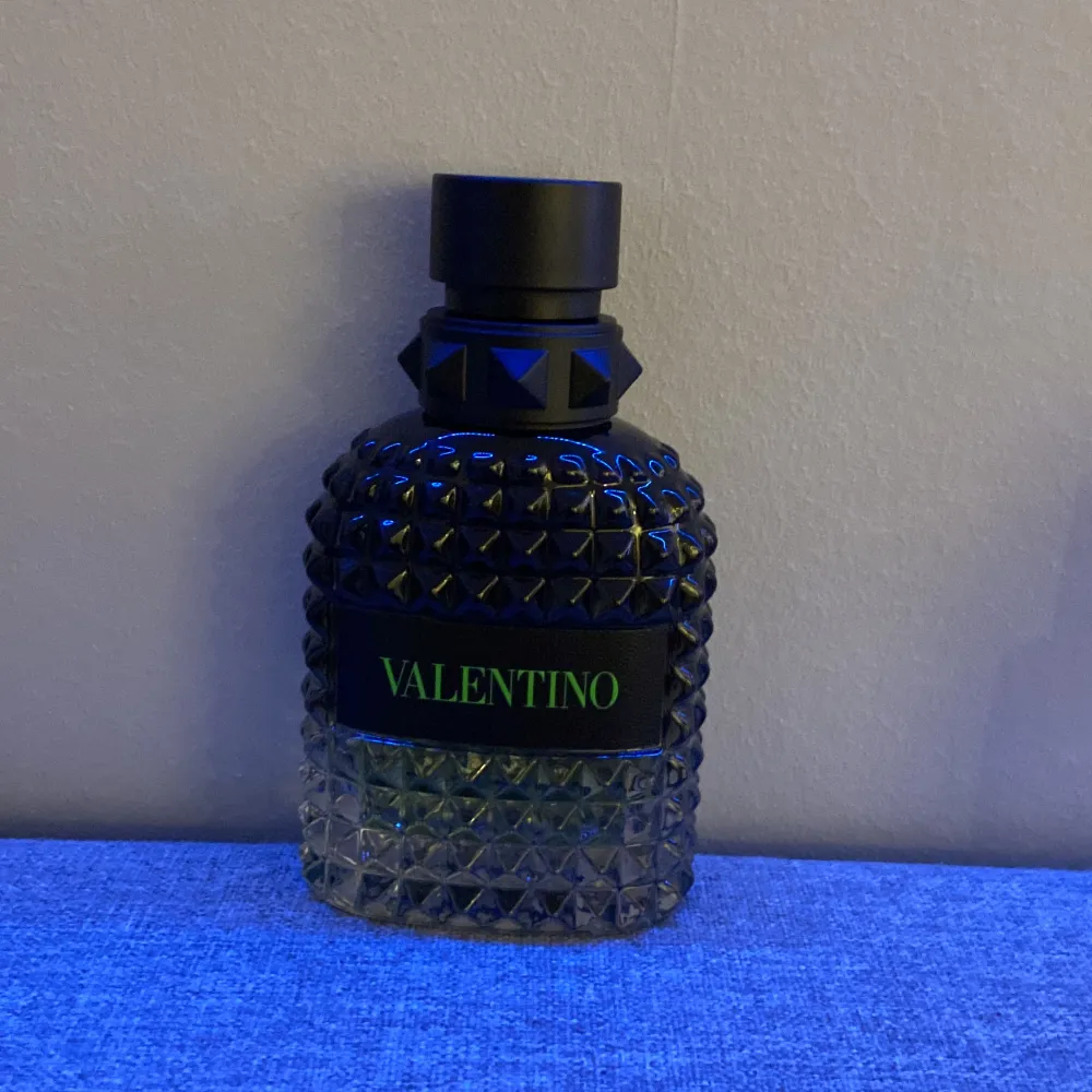 Säljer en helt ny valentino parfym kan användas året runt. Ny pris 950kr. Kvitto finns.. Accessoarer.