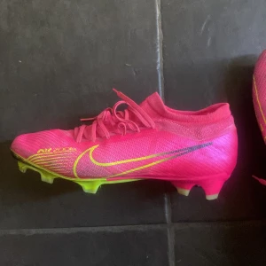 Nike Air Zoom  - Säljer dessa då jag har nya och använder inte dessa. Storlek 44.5 jag som bär storlek 44 tyckte dessa satt bra. Använda 4-5 gånger. Köpta från unisport för 1899kr . Pris kan diskuteras 