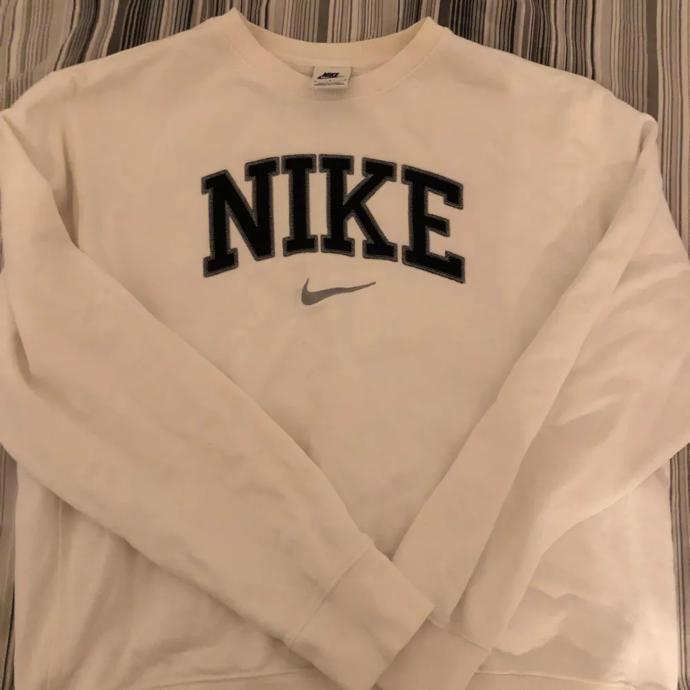 Vintage Nike sweatshirt i storlek M. Sitter som M/S. Väldigt bra skick, ingen defekt. Pris kan diskuteras. Tröjor & Koftor.