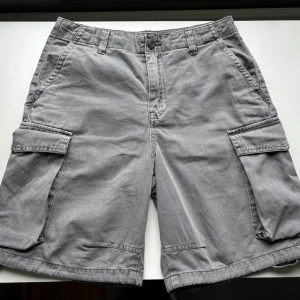 Cargo jorts - Grå jorts som köpte i Pull&Bear och använda ett par gånger bara. Bra skick och passar med allt🔥