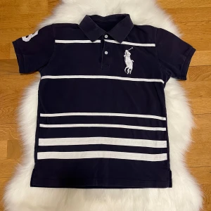 Ralph Lauren pikétröja  - Snygg Mörklila Ralph Lauren pikétröja i storlek S. Den är i fint skick och passar slim.