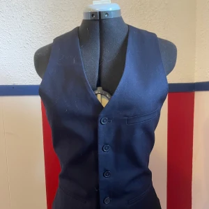 Mörk blå väst  - Fin väst med silkesrygg. Kan både kläs ner till vardags och kläs upp till finare tillfällen