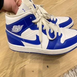 Jordans 1 - Säljer mina Jordans 1 pga dom inte kommer till användning längre, dom är varsamt använda och är i väldigt gott skick! 