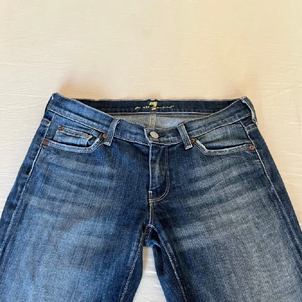 7 for all man kind jeans Strl 28, midjemåttet runt hela midjan är 80cm, passar bra på mig som är 169cm. Jeans & Byxor.