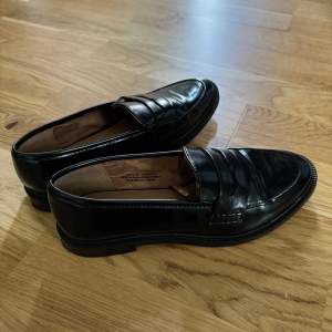 Ett par svarta loafers från hm. Aldrig används och ser ut som nya. De är svarta, typ lackade, med liten klack. 